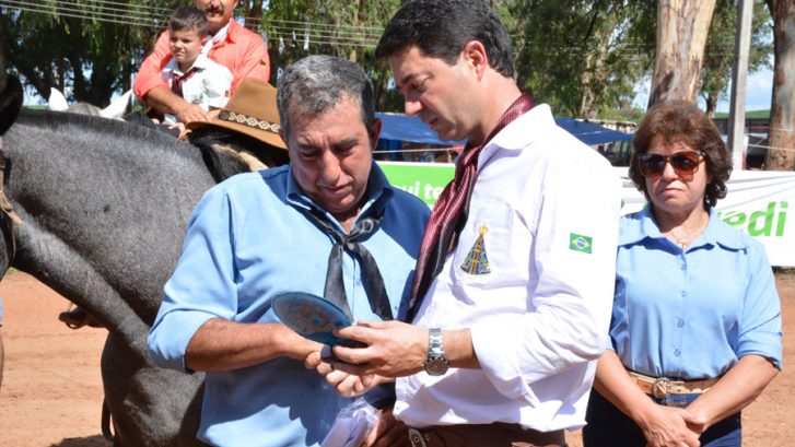 Bernardo Rossi Colombo é homenageado no X Rodeio Internacional de Soledade