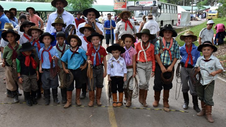 Pequenos laçadores mostram sua habilidade na prova de Vaca Parada