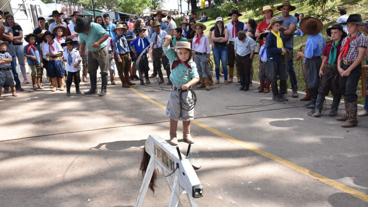 Crianças mostram sua habilidade no laço durante prova da Vaca Parada
