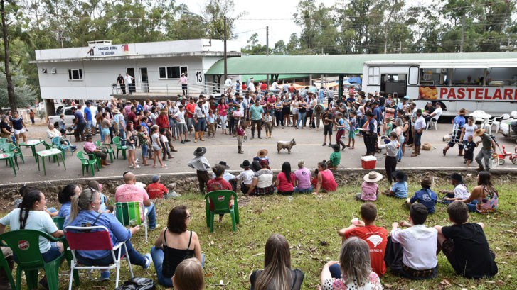 Crianças mostram sua habilidade no laço durante prova da Vaca Parada