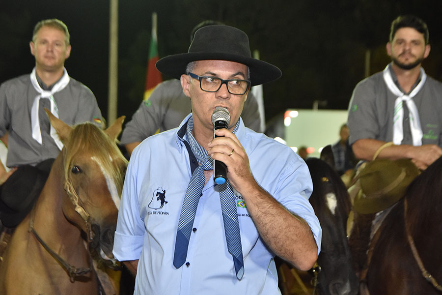 Aberto oficialmente um dos maiores rodeios do Rio Grande do Sul